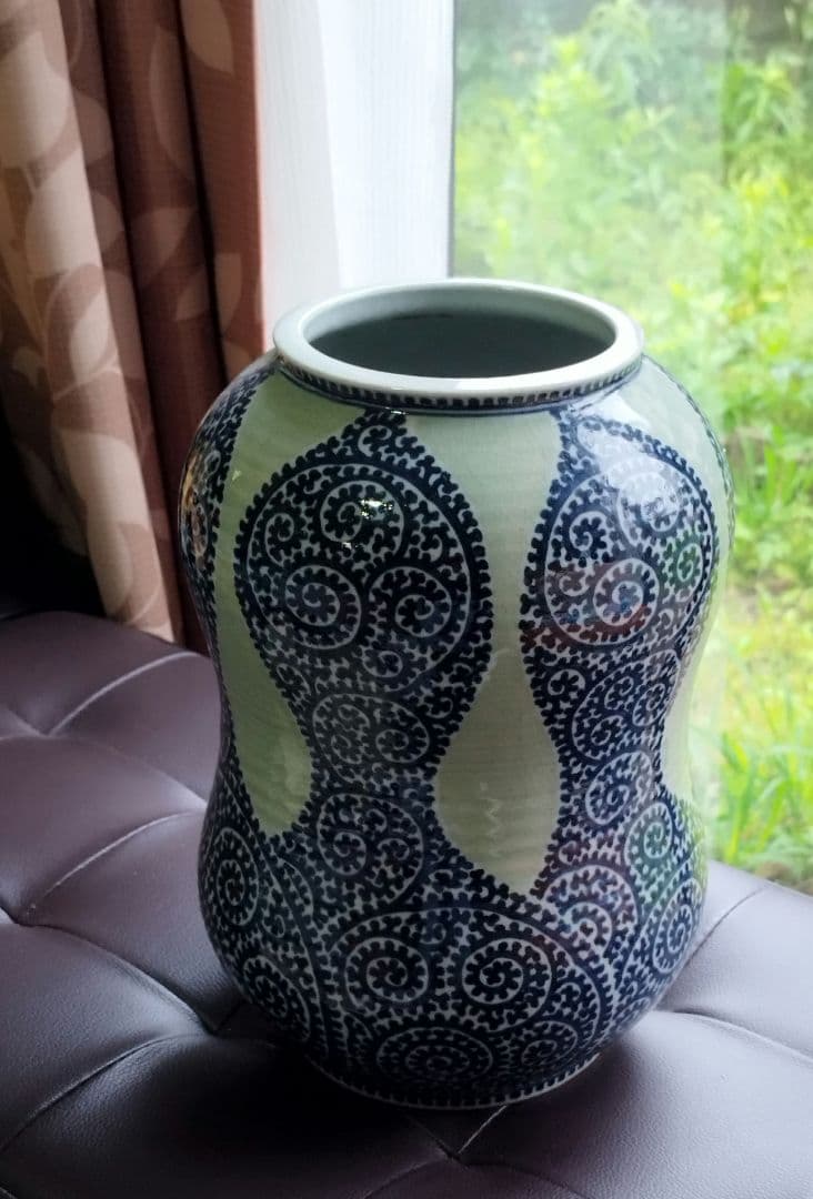 ♥値下中 高級鍋島・伊万里焼 川副虎仙作の蛸唐草模様が青磁に手描された高級花瓶