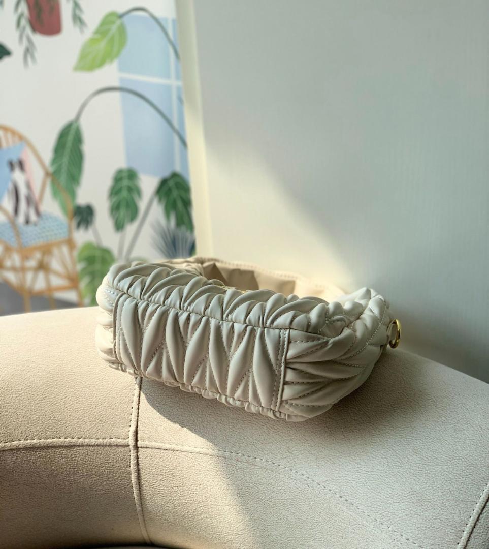 miumiu ホワイト ショルダーバッグ#