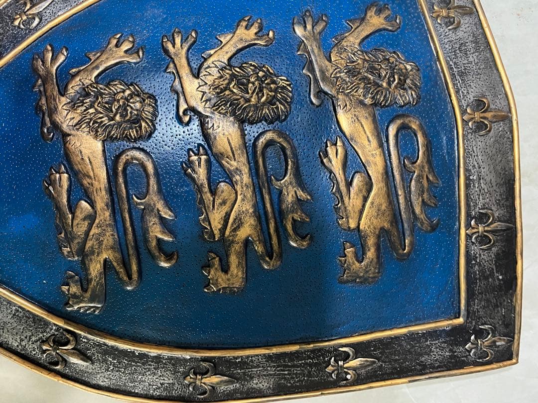 壁飾り　中世　イギリス　騎士　盾