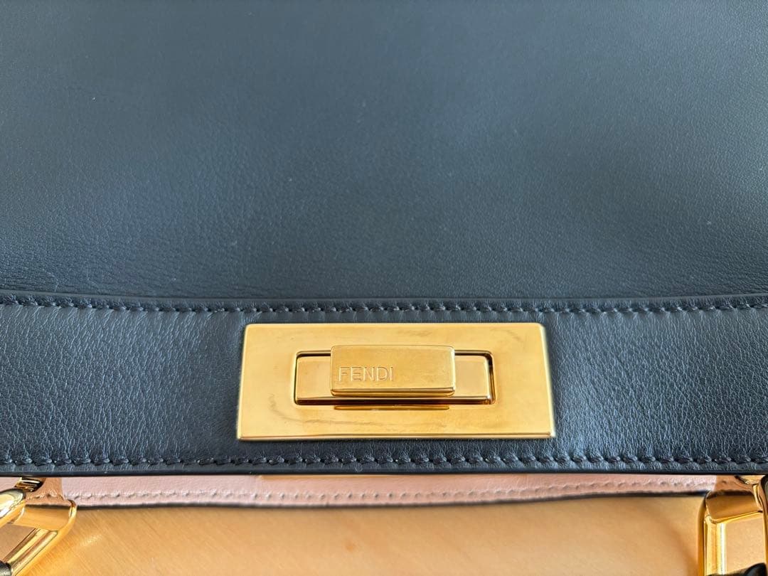 FENDI フェンディ ピーカブー アイシーユー ISeeU ミディアム