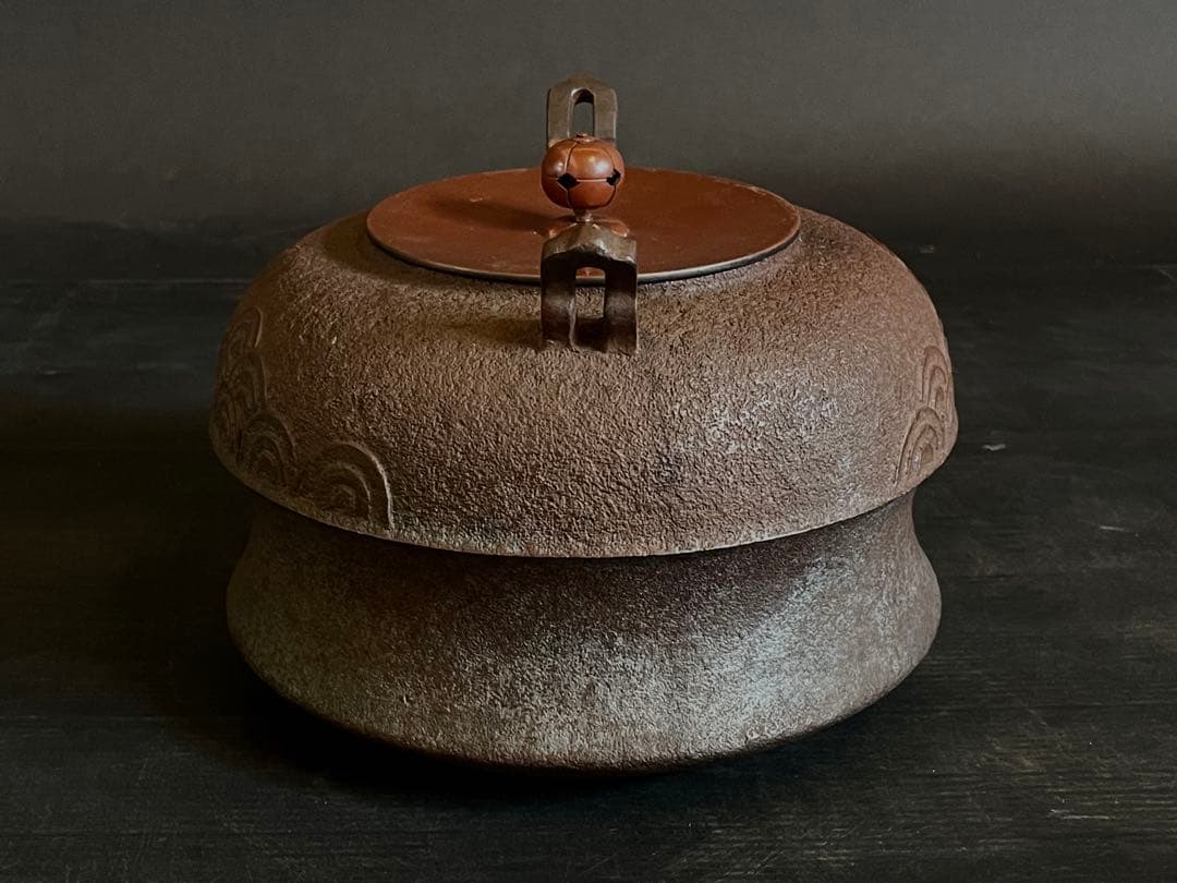 『母』 青海波地紋 唐犬釜 釜師 大國 藤兵衛 共箱 炉釜 茶道具（213F⑦）