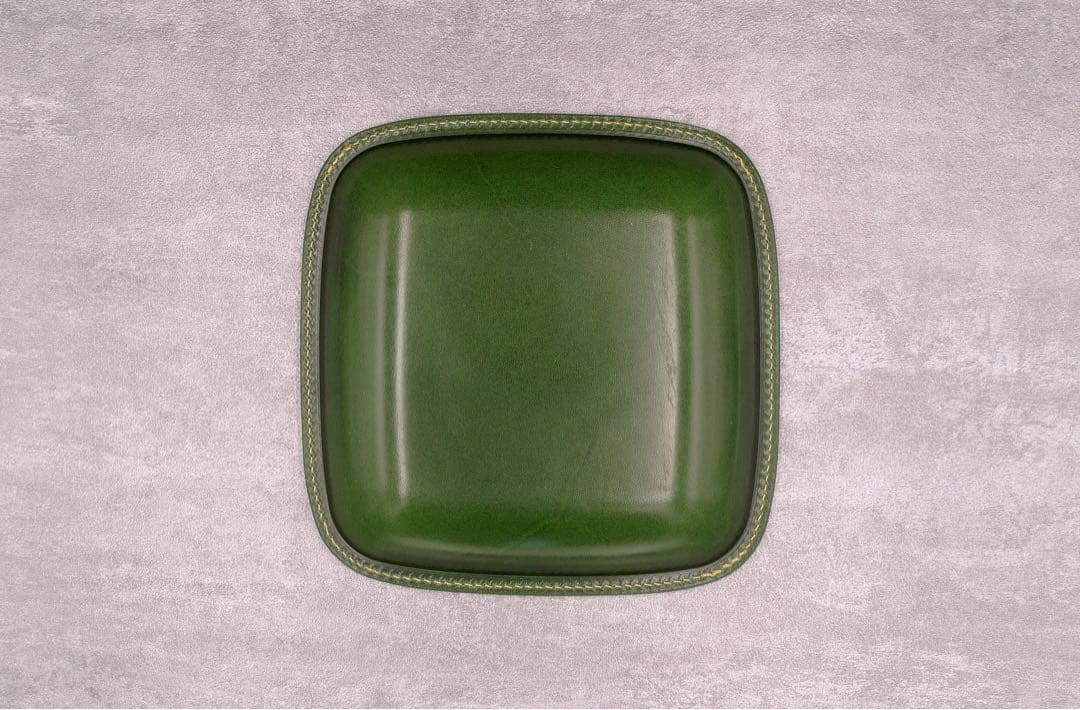 職人手作りの小物収納トレイ — 天然牛革で　ひすいのような緑