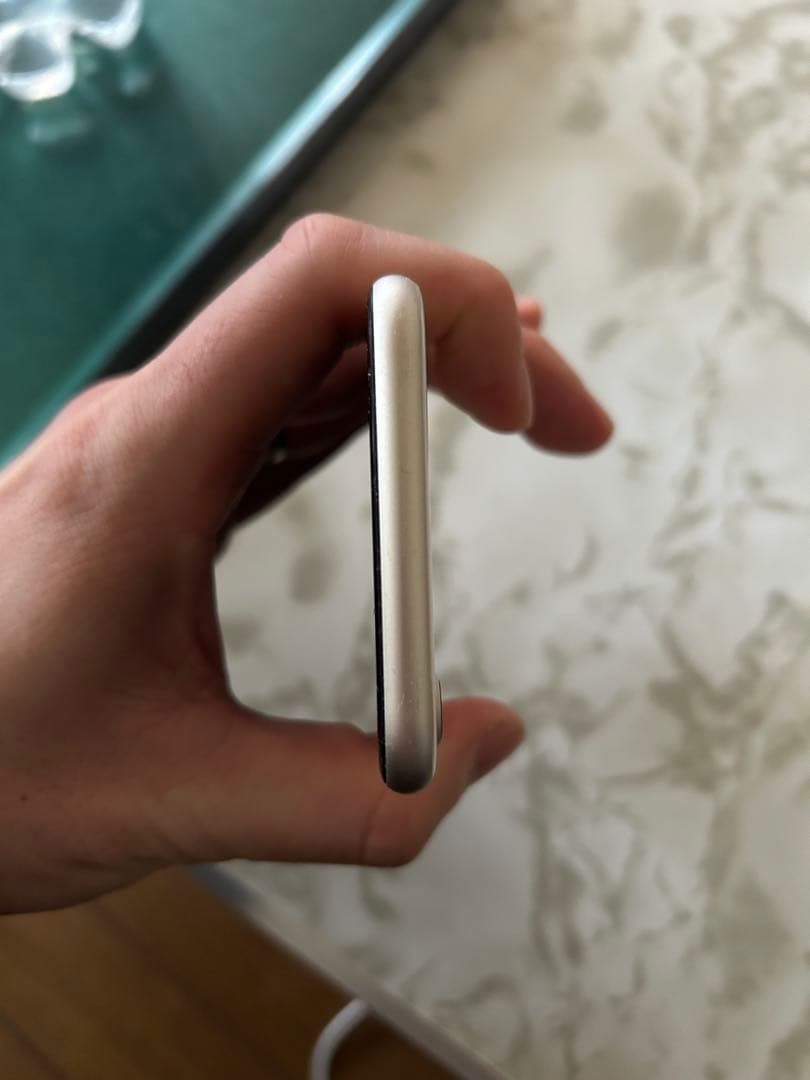 Apple iPhone SE（第3世代）ホワイト 本体