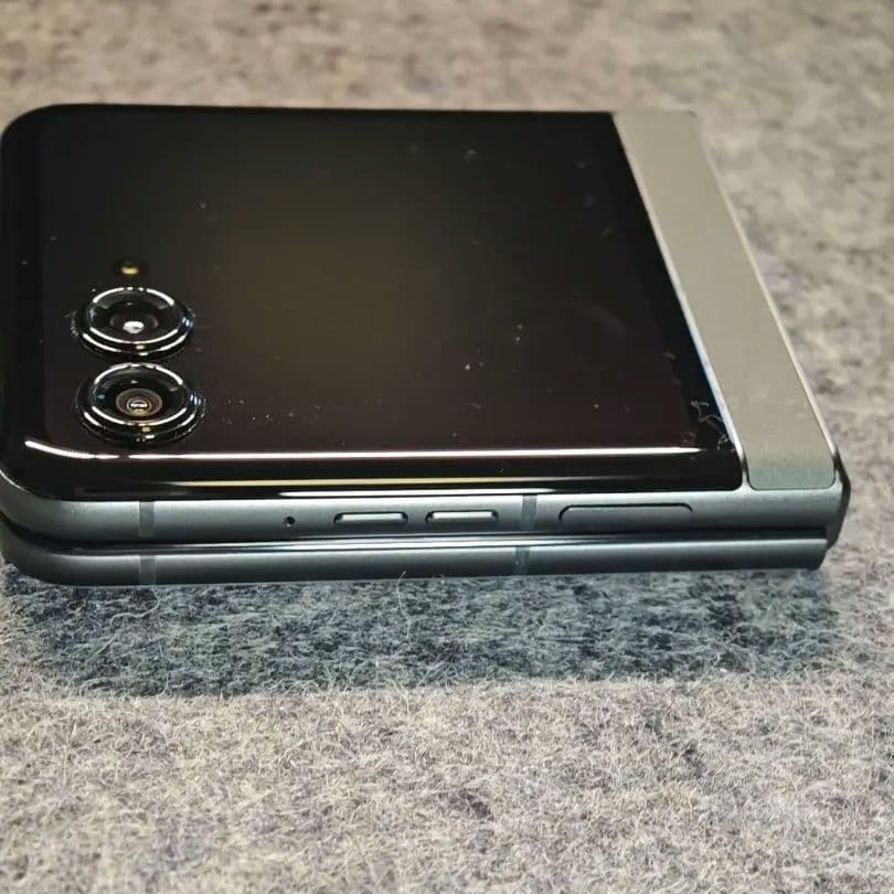 Motorola razr 50 コアラグレー｜SIMフリー・折りたたみ