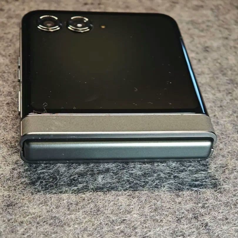 Motorola razr 50 コアラグレー｜SIMフリー・折りたたみ