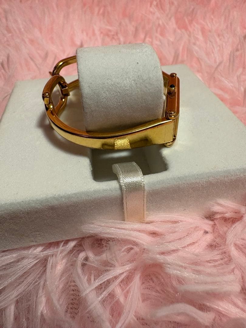 石枝火舵　　 GUCCI ゴールドバングル時計 虹色ロゴデザイン