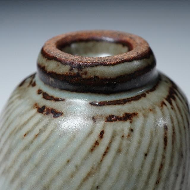 島岡達三　象嵌赤絵草花文ぐい吞　共箱　人間国宝　酒器　鑑賞陶器　民芸　益子焼