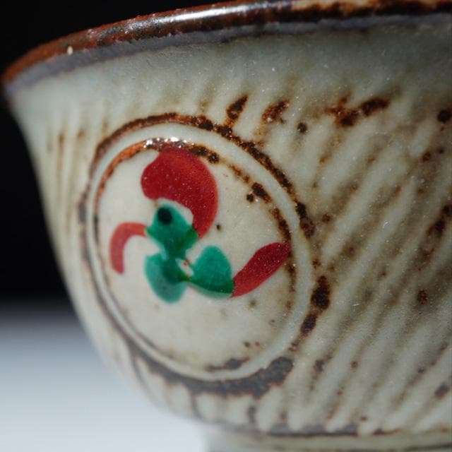 島岡達三　象嵌赤絵草花文ぐい吞　共箱　人間国宝　酒器　鑑賞陶器　民芸　益子焼