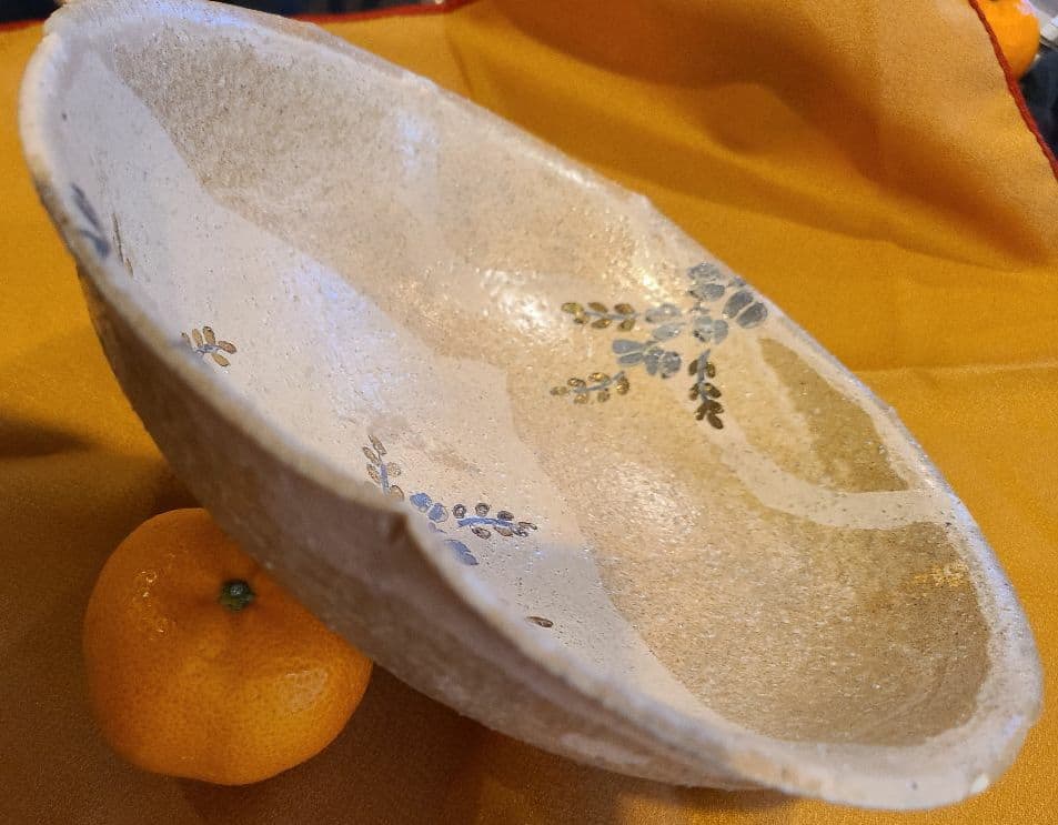 花びらのような6つの淵カットの美しい深大鉢、薄茶色にゴールド色の植物絵