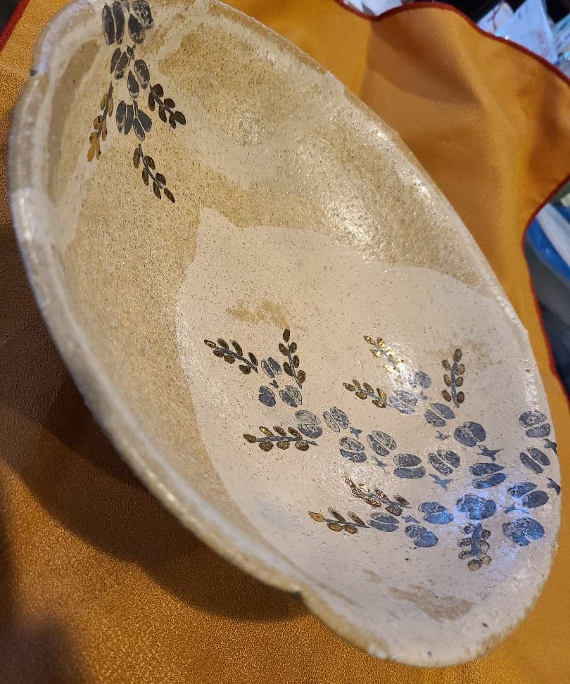 花びらのような6つの淵カットの美しい深大鉢、薄茶色にゴールド色の植物絵