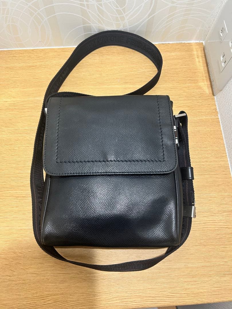 Salvatore Ferragamo ブラックショルダーバッグ　フェラガモ