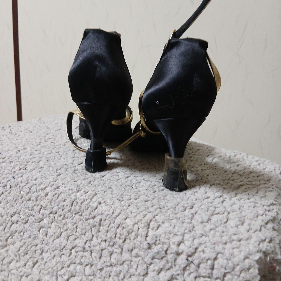 黒と金のストラップ付きヒール