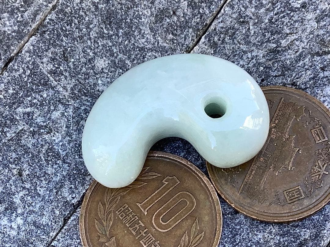✳お値段ご遠慮なく‼️高価糸魚川翡翠氷アイスジェイド勾玉　極上物　機械鑑定付本物‼️