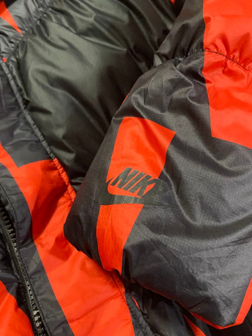 NIKE ダウンジャケット　総柄　ブラック・レッド　Mサイズ　日本XL相当