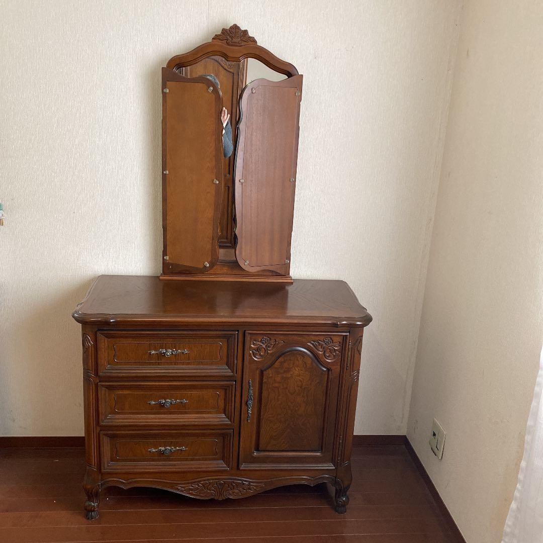 アンティーク風の三面鏡です　輸入住宅にも合いそうです