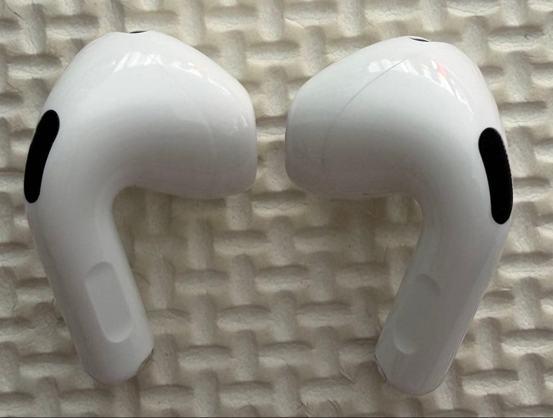 【大幅値下げ中】AirPods 4 本体 箱あり　iFaceカバー付き