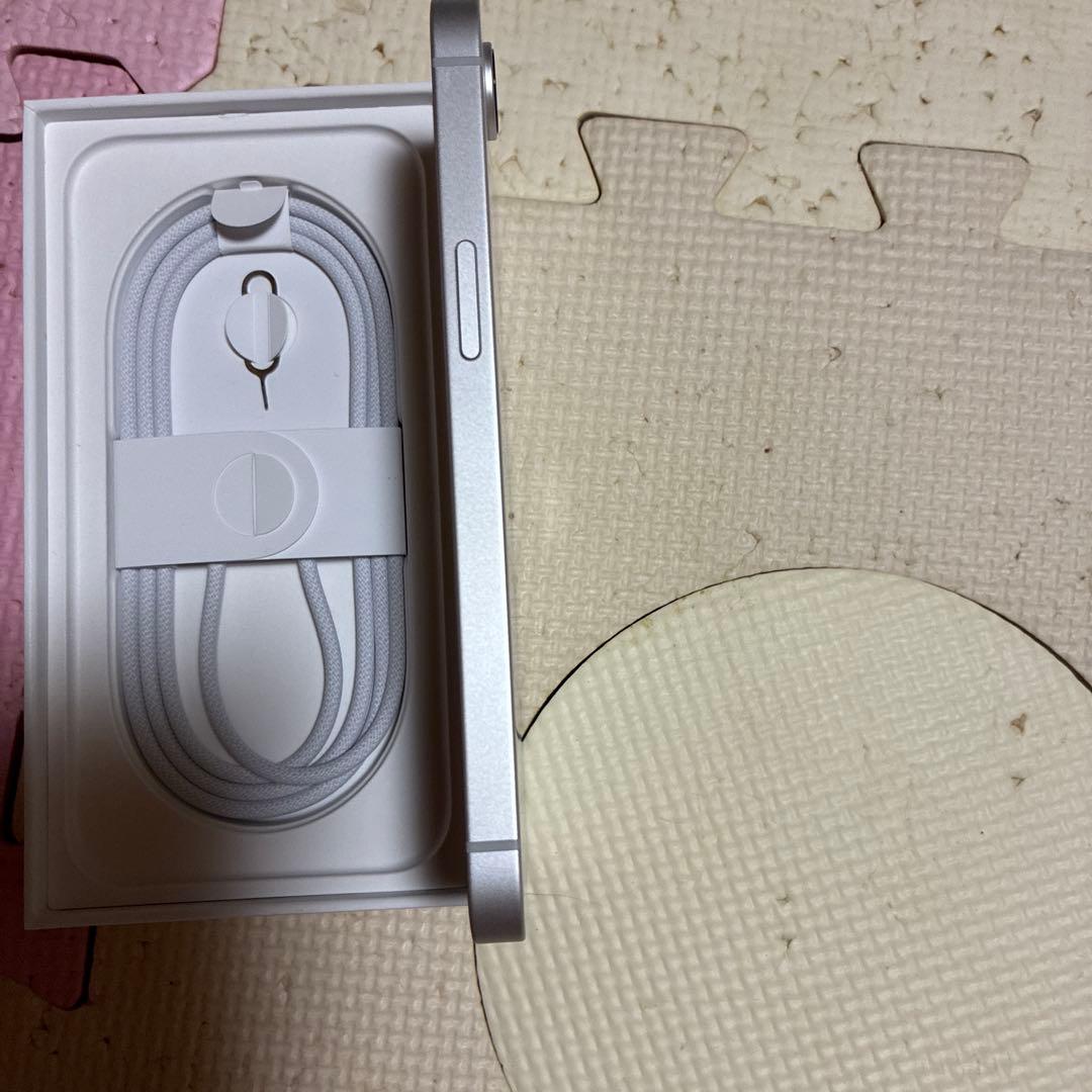 iPhone 16e ホワイト　128 SIMフリー　ホワイトのお箱