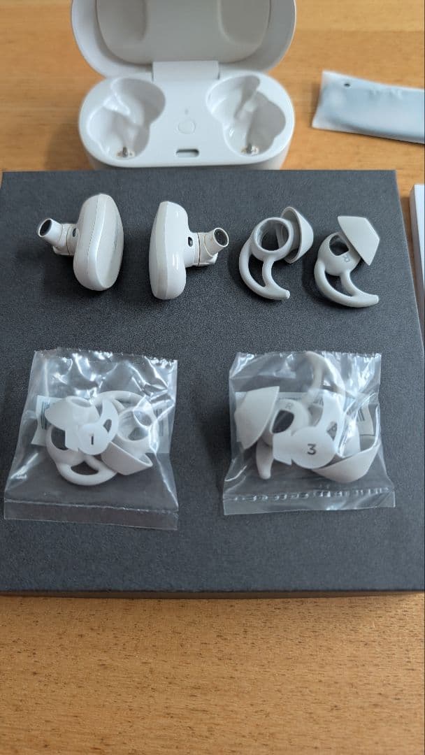 BOSE　ノイズキャンセリング　イヤホン　オフホワイト　美品