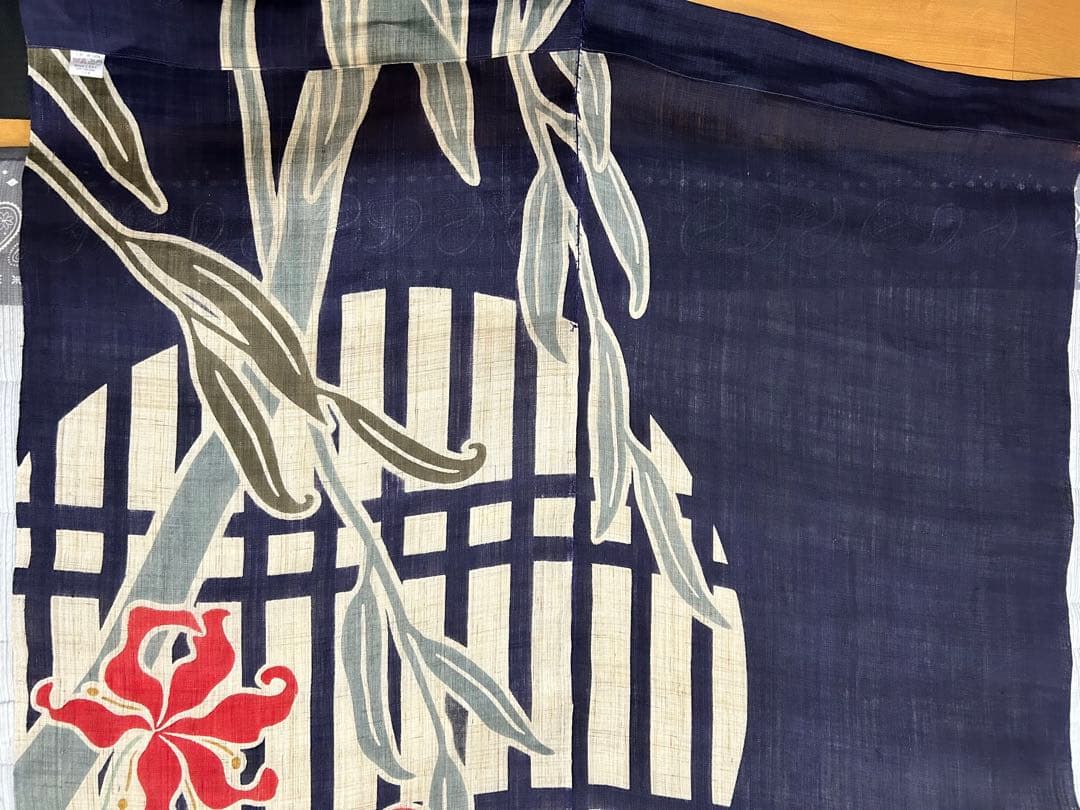 紅い花柄の暖簾