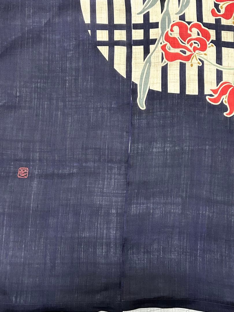 紅い花柄の暖簾