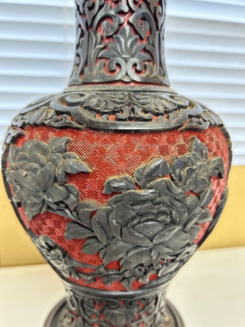 P209 中国古美術 古玩 花瓶 黒堆朱 木製円台付 堆朱　希少　美術品　工芸品