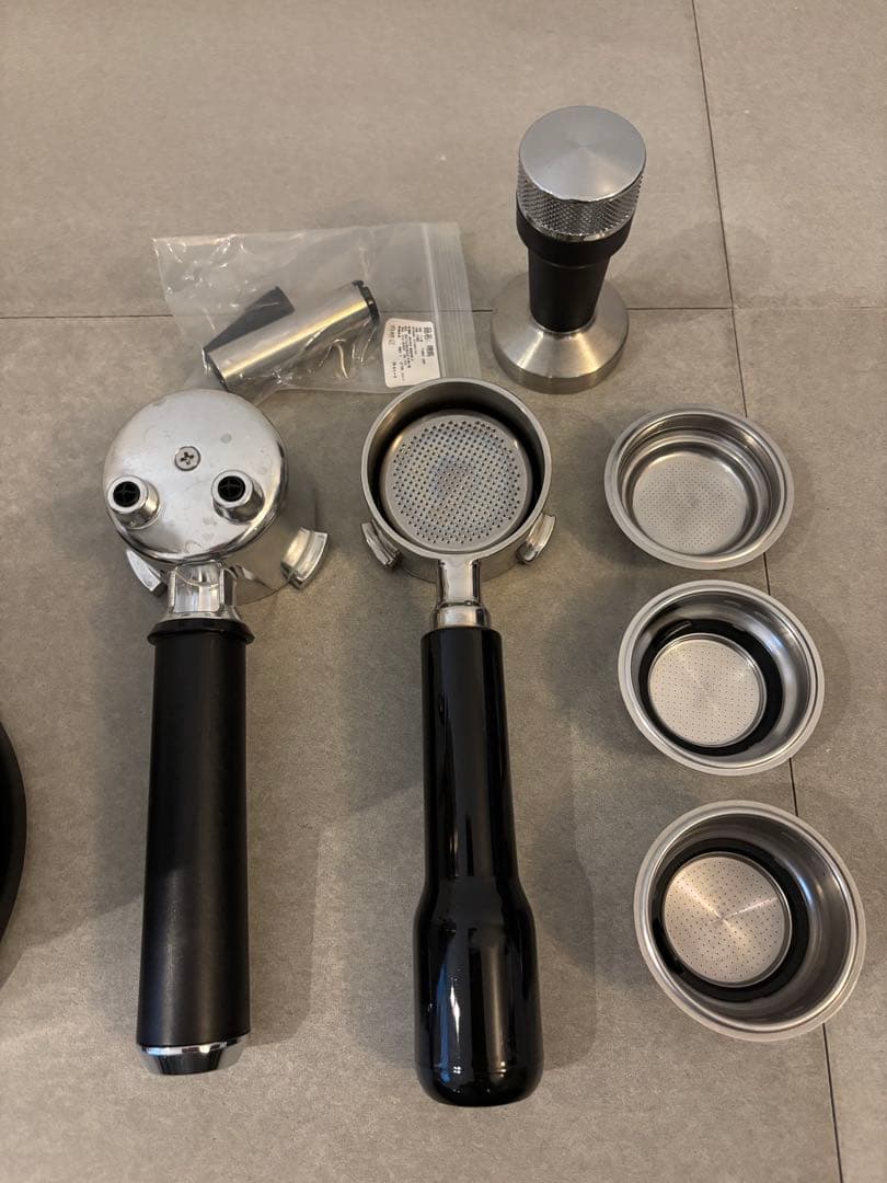 DeLonghi Dedica EC680M シルバー エスプレッソマシン