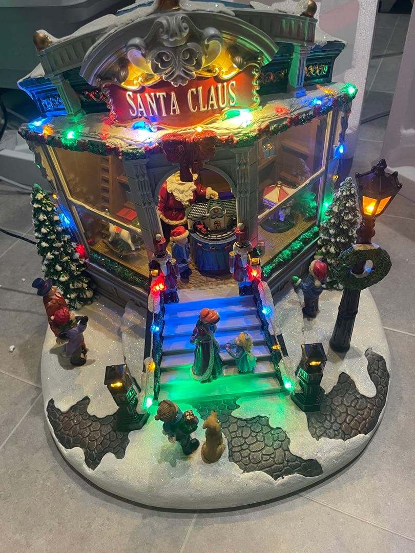 コストコ　Santa's Toy Shop クリスマスディスプレイ