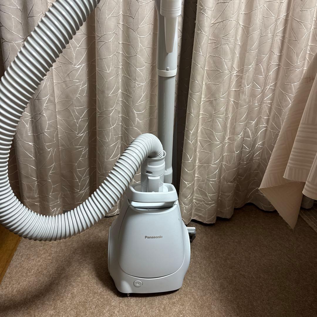 【美品】2023年製　Panasonic掃除機