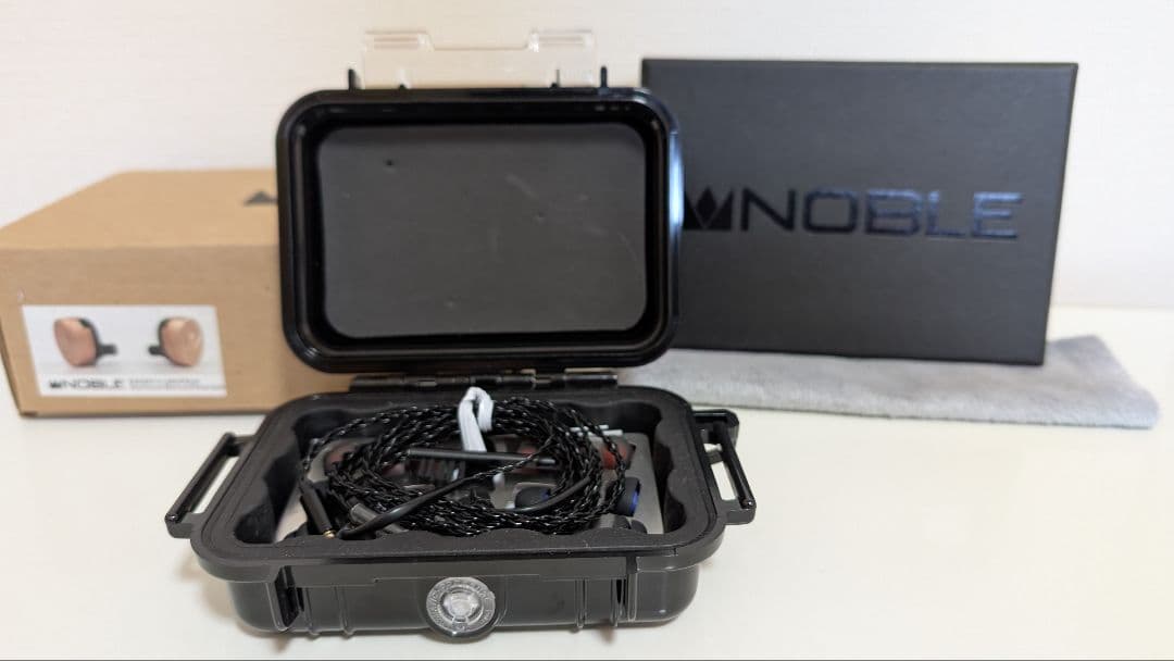 イヤホン Kaiser 10 Universal Black & Rose Gold