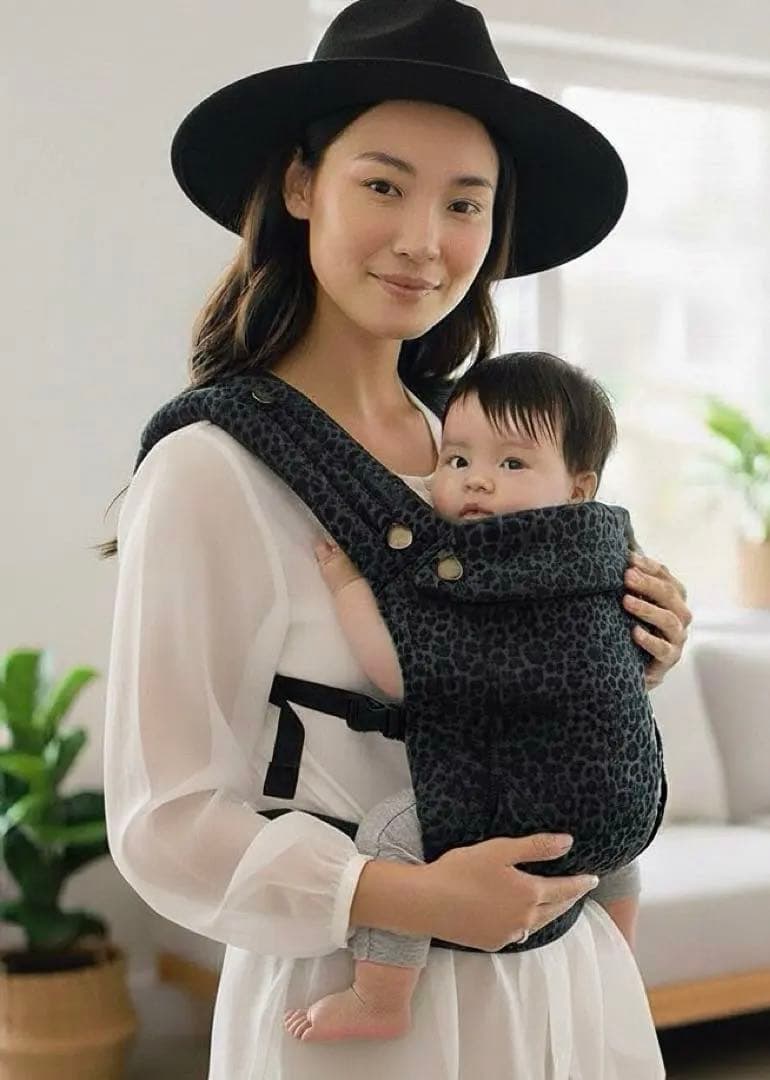 レオパード柄の抱っこ紐、Artipoppe風で、M字姿勢に対応しています。