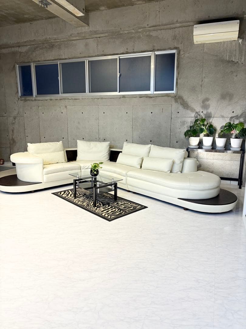 新品！シンプルモダン・ホワイトコーナーソファー！物入れ・クッション付き