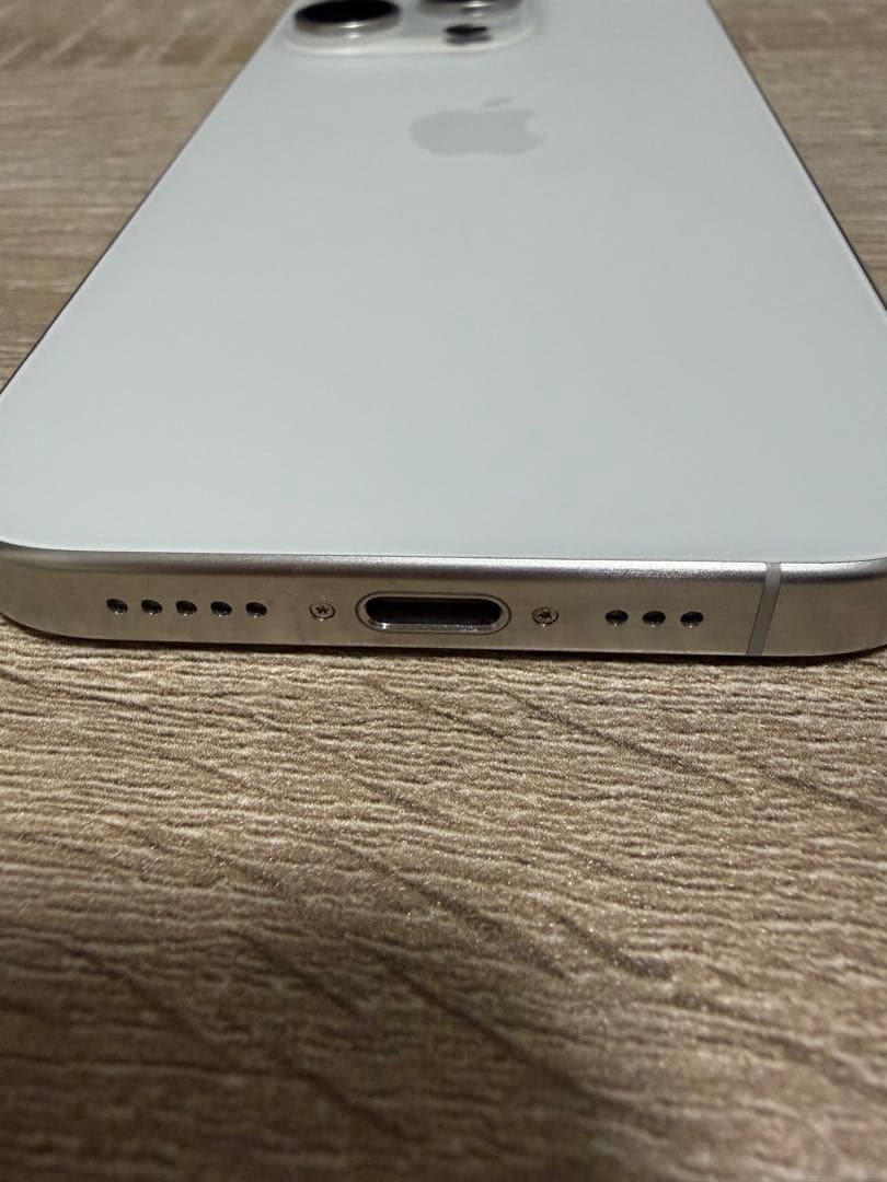 Apple iPhone 15Pro ホワイトチタニウム 本体