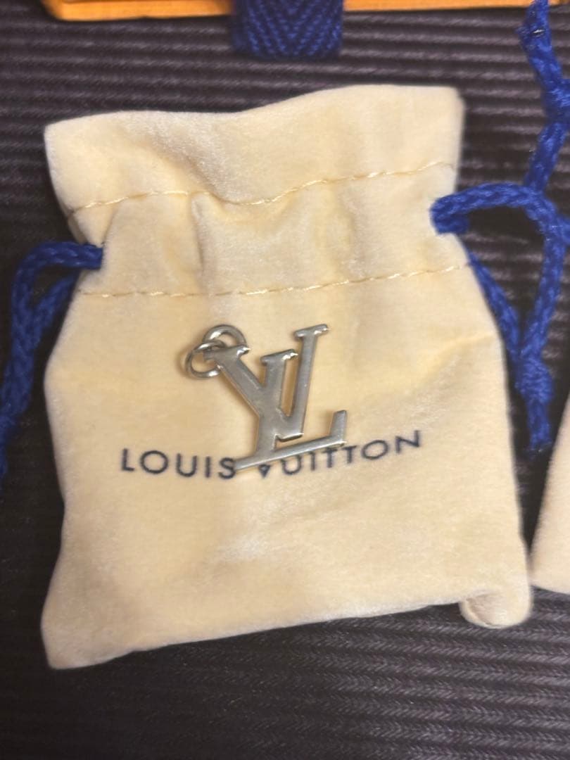 【正規品】VUITTON ネックレスチャーム　ピアス　エセンシャルv ブロッサム