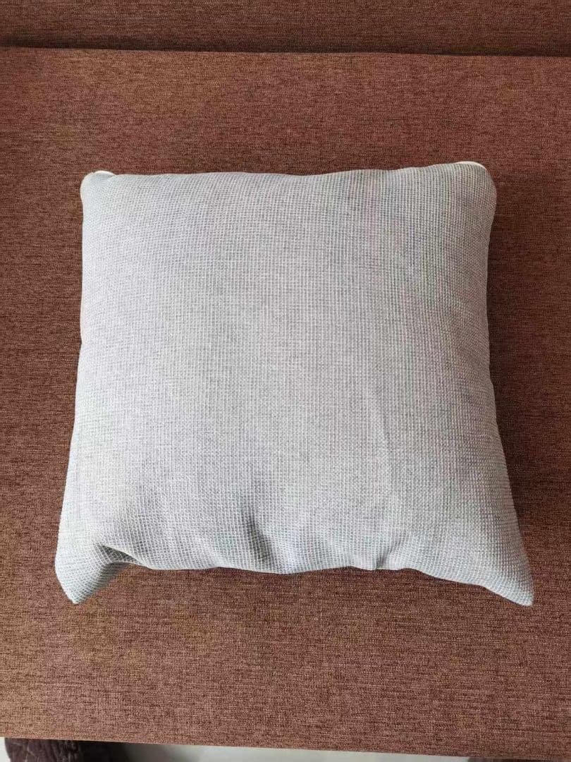 ライトグレーのスクエアクッション
