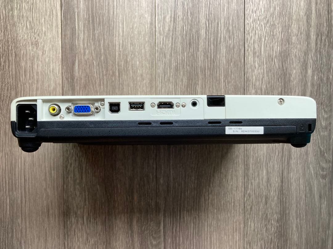 薄型軽量！EPSON EB-1776W 映像がキレイで持ち運びがらくらく