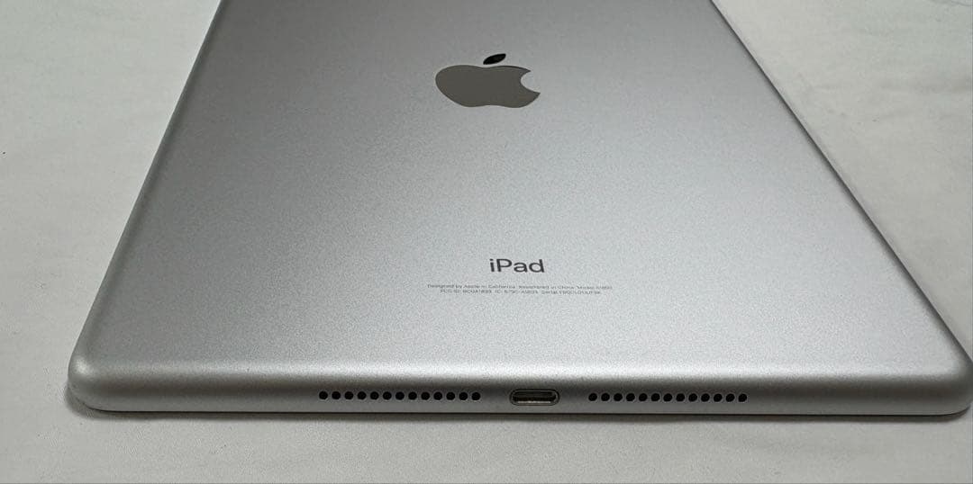 iPad ￼第６世代wi-fi 32GBシルバー 本体