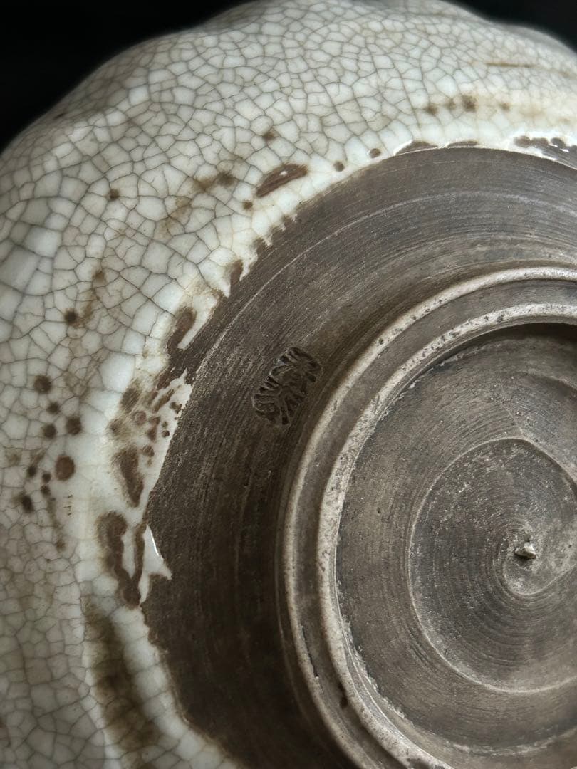 美しい古美術◾️蔵からステキな春蘭の描かれた雰囲気の良い陶器がでて来ました。