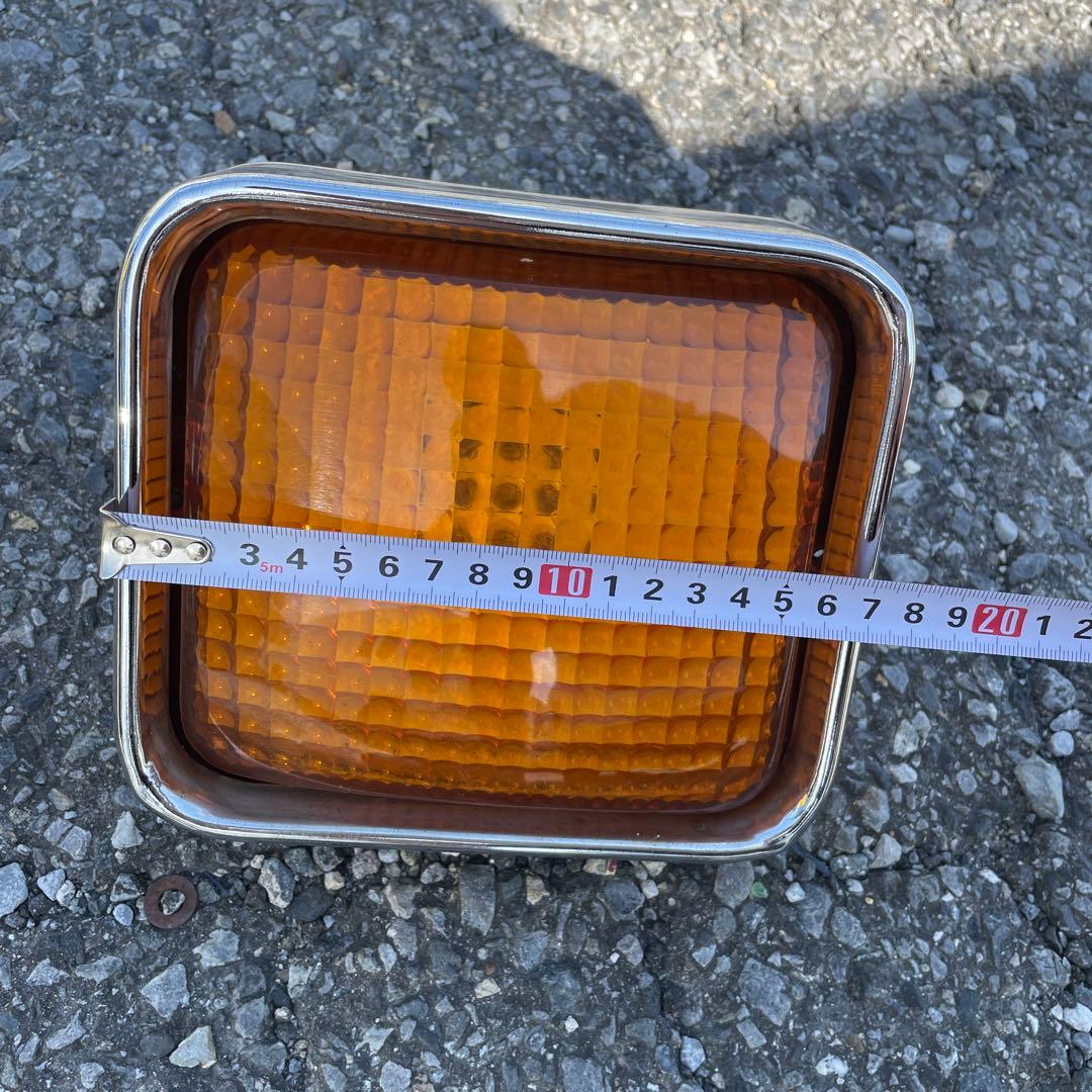 トラックのテールランプ、ウィンカーランプ。本体