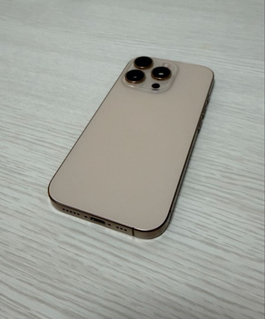 iPhone 16 pro デザードチタニウム　美品　ケース付き