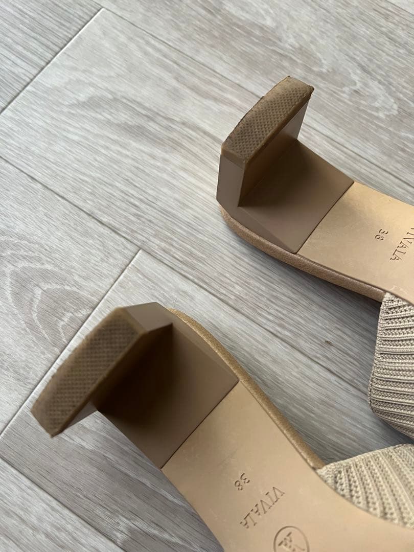 VIVAIAスクエアトゥミッドヒール (5cm) ミュール（ベージュ）