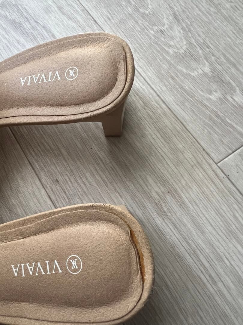VIVAIAスクエアトゥミッドヒール (5cm) ミュール（ベージュ）