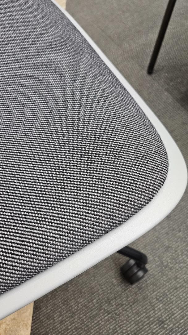 【美品】ITOKI　nino(ニーノチェア)　ミーティングチェア・多目的チェア