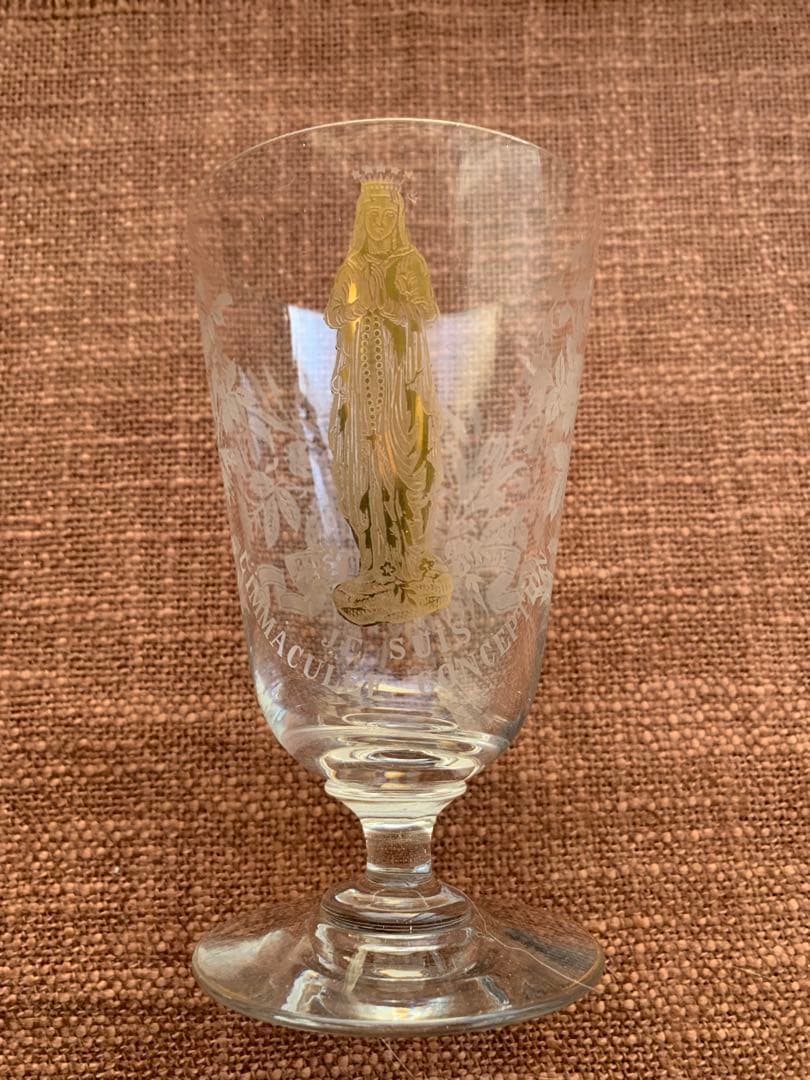 フランスアンティーク　レアなマリア様が美しくカットされた素敵なグラス2個セット！