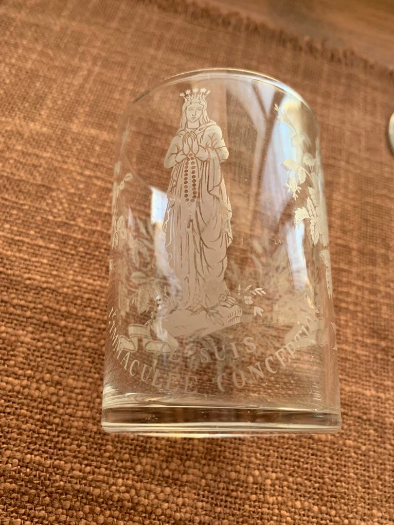 フランスアンティーク　レアなマリア様が美しくカットされた素敵なグラス2個セット！