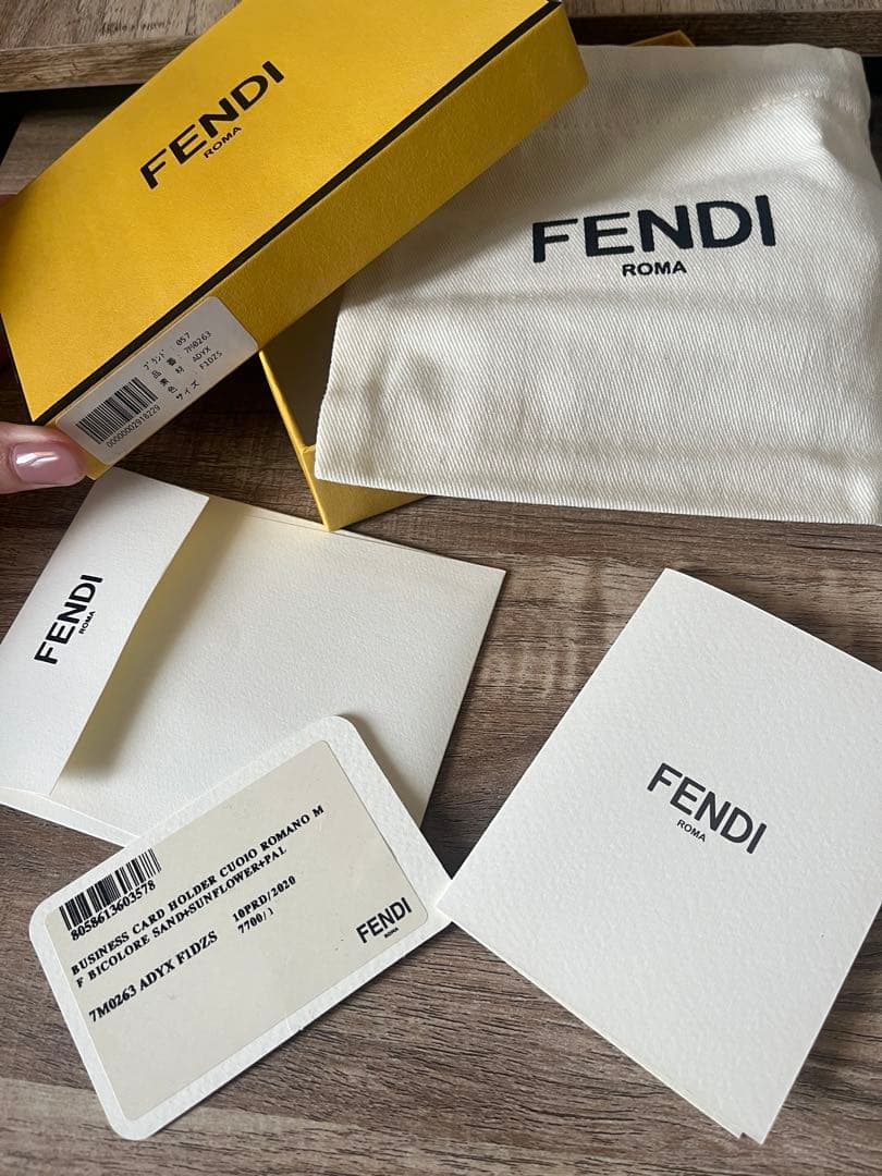 【美品】FENDI ベージュ レザー 名刺入れ