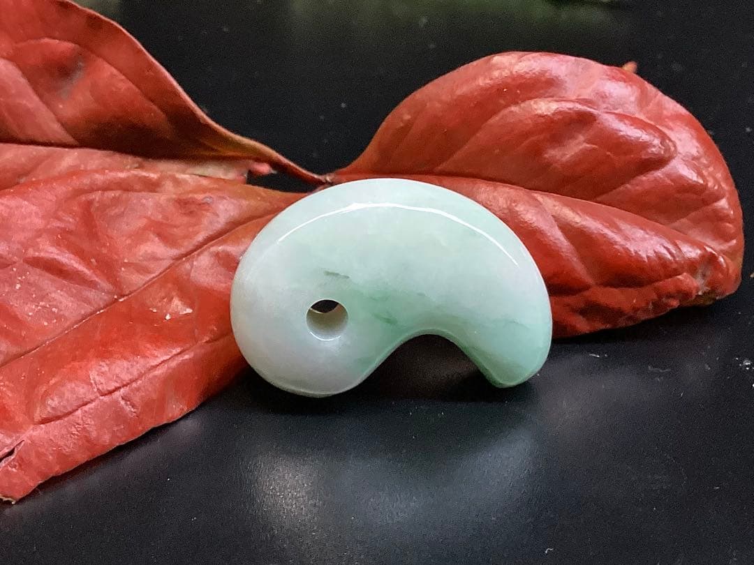 ✳極上*緑輝石一色の透過‼️ 糸魚川翡翠勾玉　本物天然無垢のジェダイト　鑑別書付‼️