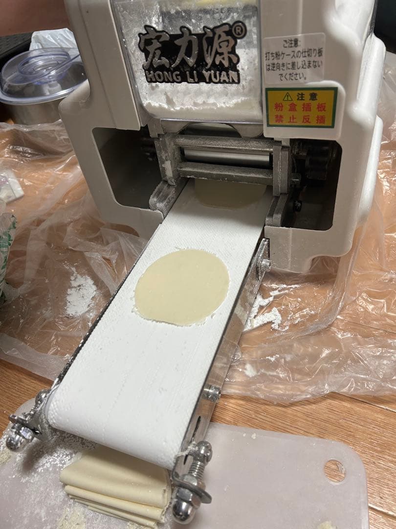 業務用・家庭用 餃子皮機餃子皮直径8.5cm／1分60枚，1枚あたり重量：約6g