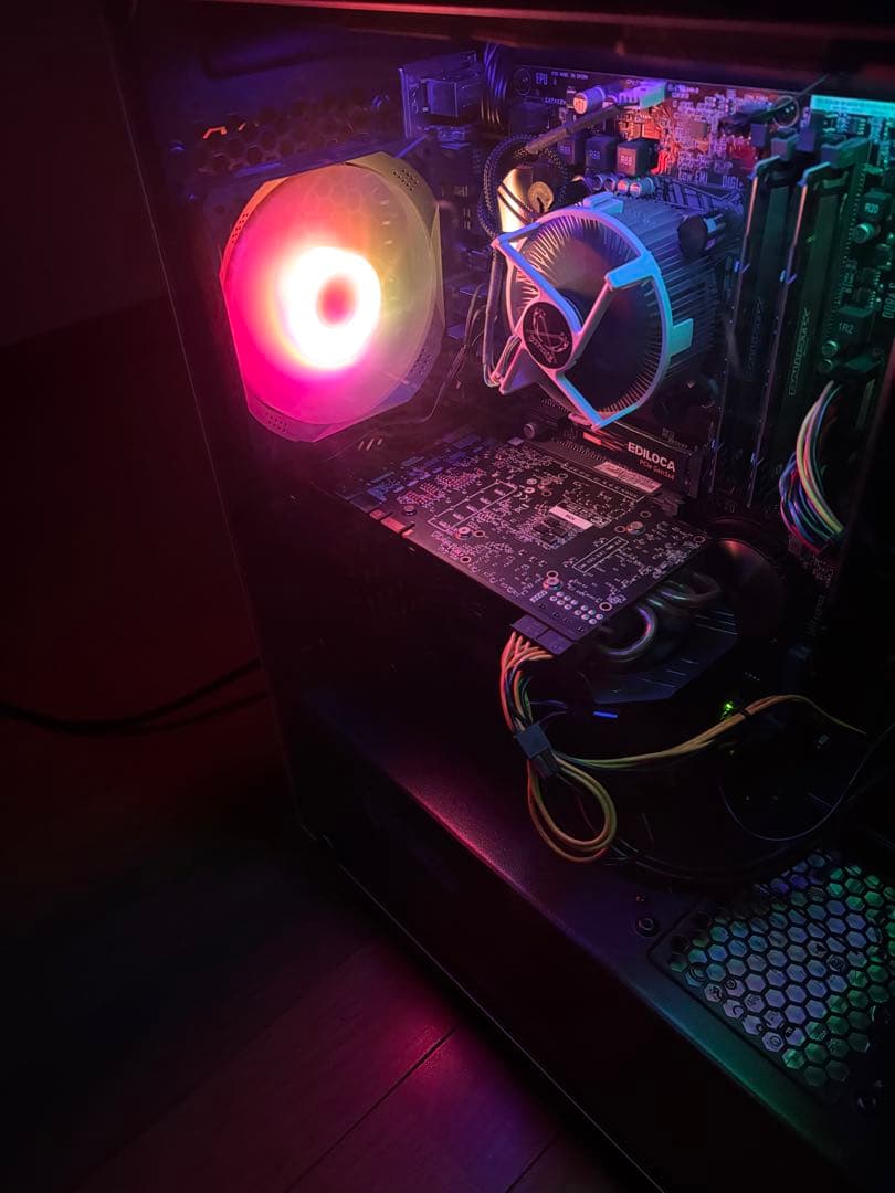 結構光る！自作ゲーミングPC中古です！新品M.2SSDで快適！