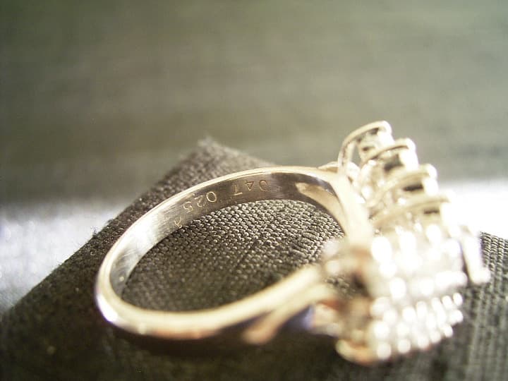 ヴィンテージプラチナ９００天然ダイヤモンドⅤ字リングダイヤ0.47ct0.25c