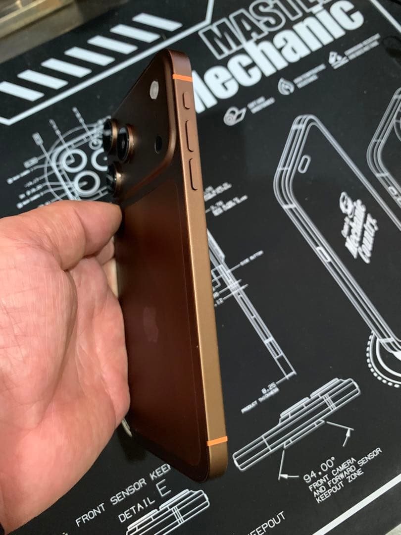 iPhone XR カスタム品(18Pro?風) ブラウン 128GB